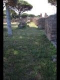 07215 ostia - regio i - insula xii - caseggiato a tabernae (i,xii,10) - ostseite - porticus (zu terme del foro (i,xii,6) gehoerend) - bli ri sueden - 06-2024.jpg